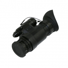 Очки ночного видения PVS‑14 (2‑го поколения, NVG) для шлемов, предназначенные для условий низкой освещённости; модель оснащена электронно‑оптическим преобразователем поколения 2+ с коэффициентом качества FOM 1800